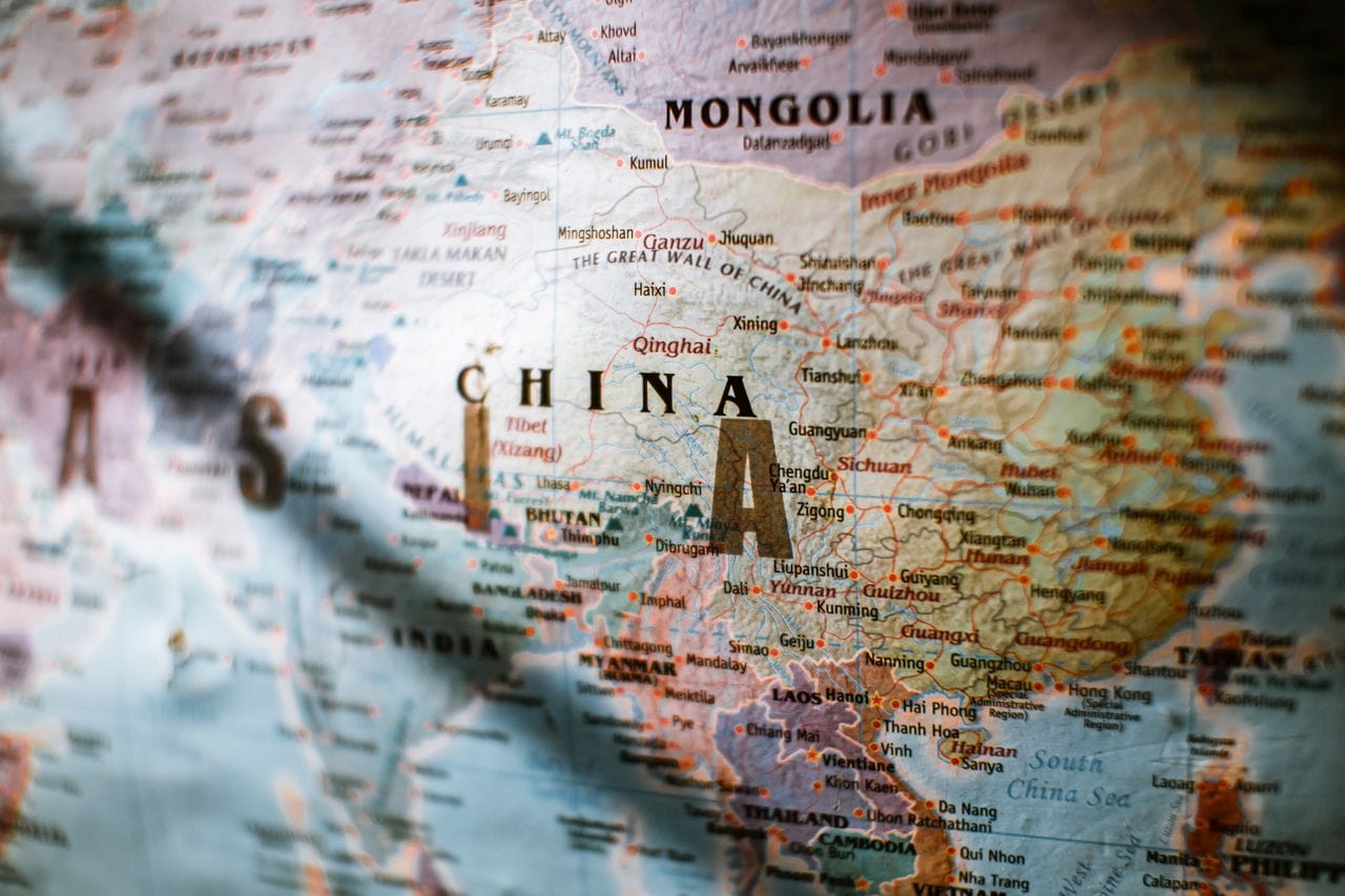 Carte géographique de l'Asie du Sud-Est montrant la Chine, la Mongolie, le Bhutan et diverses villes, avec une figurine positionnée sur le terrain pour illustrer l'implantation stratégique en région.